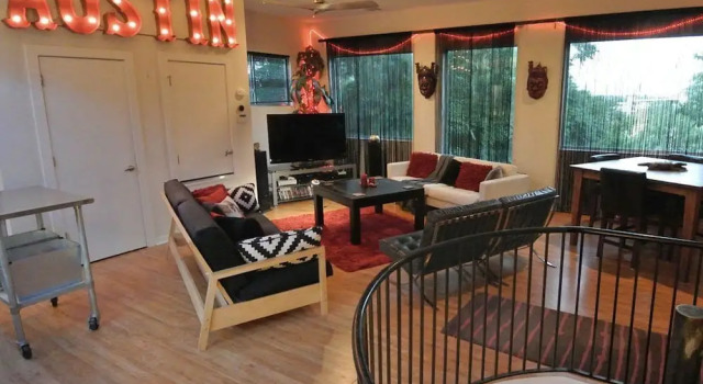 3BR 2BA Rooftop Deck East Downtown by RedAwning