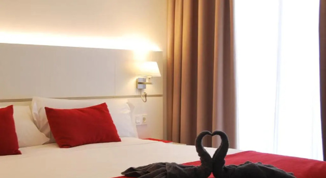 Номер Deluxe Hotel Pompaelo Plaza del Ayuntamiento & Spa