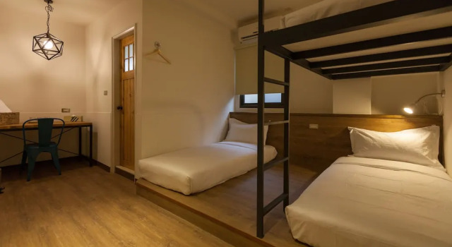 Трёхместный номер Standard с балконом Mini Voyage Hostel