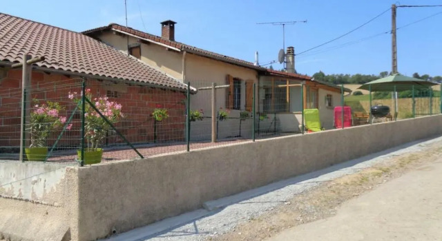 Charmant gîte à la ferme avec terrasse, proche Loire, Allier, Puy de Dôme, animaux bienvenus - FR-1-496-235, Prenota Hotel Hotel a Loira con parcheggio, Parcheggio