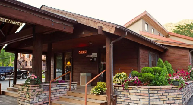 Glenwood Springs Cedar Lodge, Забронировать Отель Гленвуд-Спрингс Колорадо, рядом с Valley View Hospital