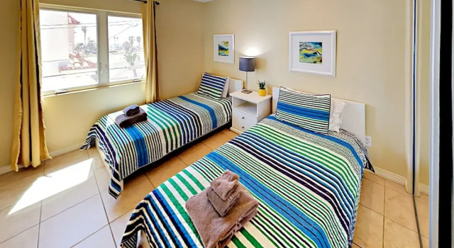 3br W/ Garage & Rooftop Deck - 1 Block To Beach 3 Bedroom Townhouse