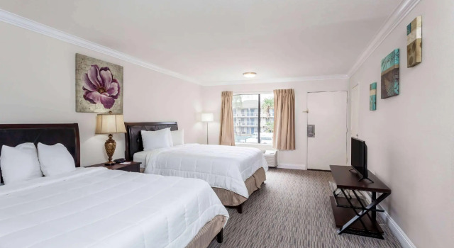 Шестиместный номер Standard Ramada by Wyndham Anaheim Convention Center