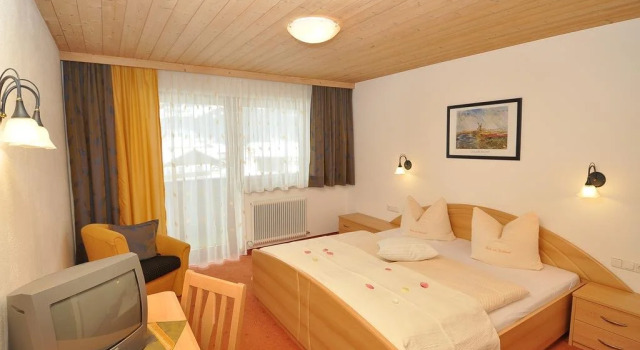 Haus am Waldrand, Rezerwuj Hotel Hotele w Lechtal z parkingiem, Parking