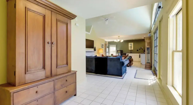 Shared Hot Tub: Historic Cottage, Walk to Elm Park, Rezerwuj Dom wakacyjny  