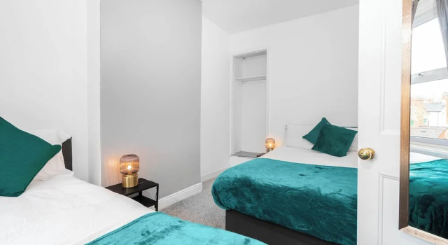 2 Bed House/families/contractors/free Parking, Rezervasyon Tatil Evi Merseyside villalar, Villa