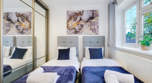 Коттедж Isher 3 Bedroom 2 Bath Hse with Parking