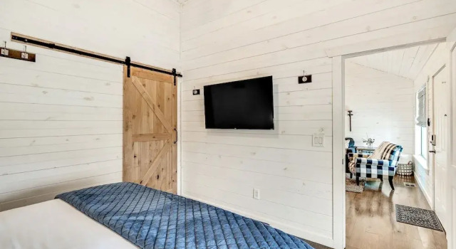 Gorgeous Carriage Cabin Just 1 Mile to Wildseed Farms!, Buchen Sie Hotel Fredericksburg Weinbaugebiet Texas