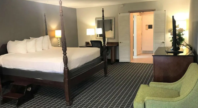 Люкс с балконом и с видом на бассейн SureStay Plus Hotel by Best Western Greenwood