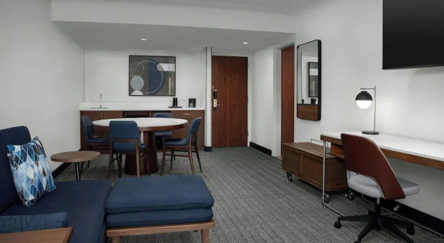 Suite Courtyard Bloomington