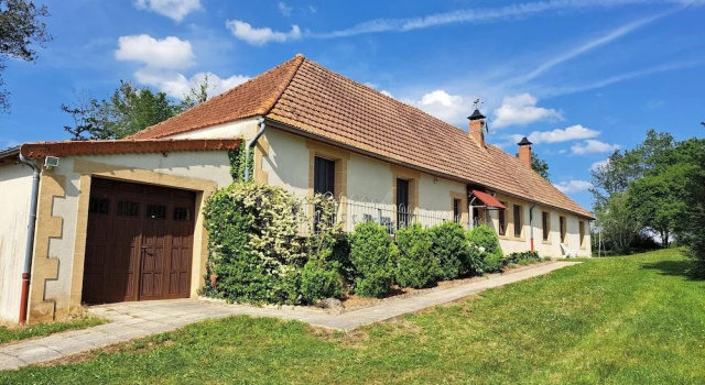 Holiday Home in Vieure Near Lake and Garden, Prenota Villa Vieure Francia