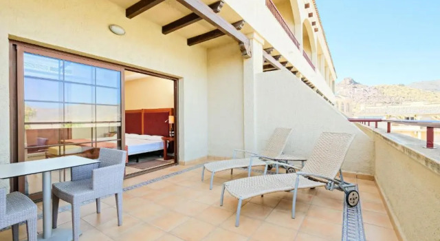 Трёхместный номер Standard с видом на бассейн Hotel Envia Almería Spa & Golf