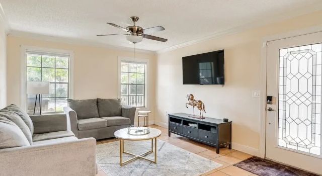 Коттедж 4 Mi to Busch Gardens: Lovely Tampa Home!