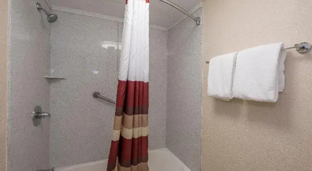 Четырёхместный номер Superior с балконом Red Roof Inn PLUS+ & Suites Knoxville West - Cedar Bluff