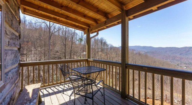 Sheriff s Cabin Mountain View Hot Tub Antique Logs Featured on Barnwood Builders Great Location, Забронировать Отель Отели Great Smoky Mountains National Park с парковкой, Парковка