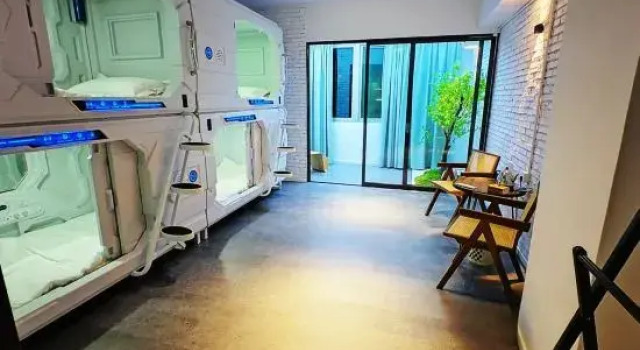 Кровать в общем номере с балконом Wojuju Suites (Nanmenwan Branch)