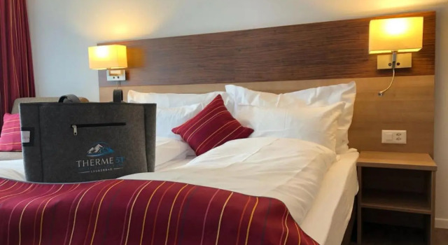 Therme 51, Book Hotel Hoteller i Leukerbad med pool, Swimmingpool