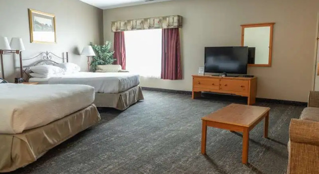 Четырёхместный люкс Deluxe с видом на бассейн Crossings by GrandStay Inn and Suites