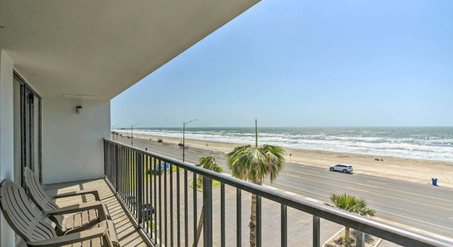 Ocean-view Balcony & Pool Access: Galveston Gem!