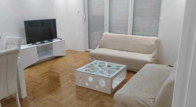 Leo Apartment