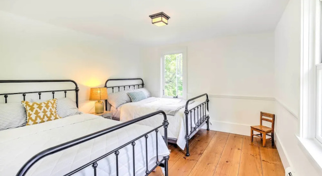 Коттедж с 4 комнатами Pet-friendly House w/ Deck - 10 Mi to Stowe Mtn!