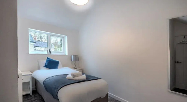 Stadium View 5-bed Retreat + Parking