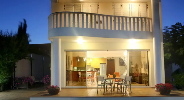 Вилла Chelidonia Larnaca Seafront Villa
