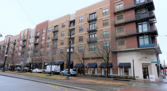 1 BR Uptown Apt close to shopping by Frontdesk