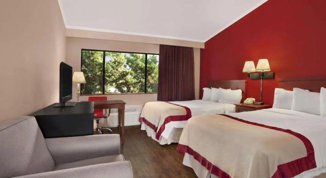 Четырёхместный номер Standard Ramada by Wyndham Torrance