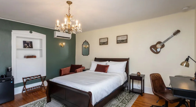 Четырёхместный люкс Standard The Legacy Inn