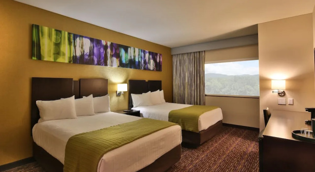 Четырёхместный номер Luxury Harrahs Cherokee Valley River Hotel & Casino - A Caesars Rewards Destination