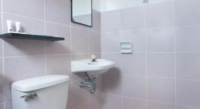 Люкс Standard RedDoorz at Coco Grove Tourist Inn
