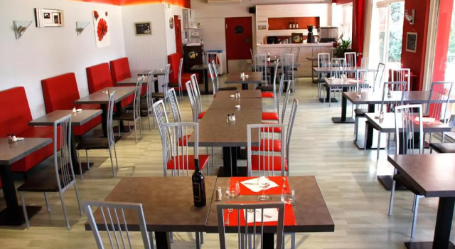 Трёхместный номер Standard Logis Hotels - Hôtel et Restaurant Le Relais des Garrigues