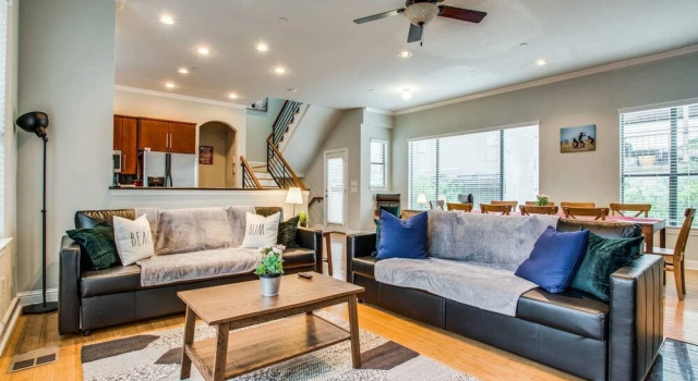 Gorgeous Oak Lawn Townhouse KING BEDS, Забронировать Отель Даллас Dallas - Fort Worth Metropolitan Area, рядом с Lee Park