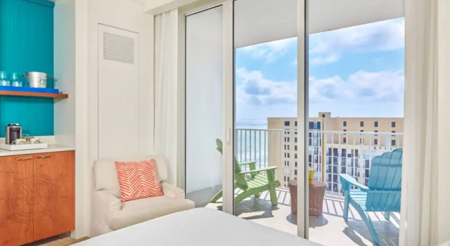 Четырёхместный номер Standard с балконом Margaritaville Hollywood Beach Resort