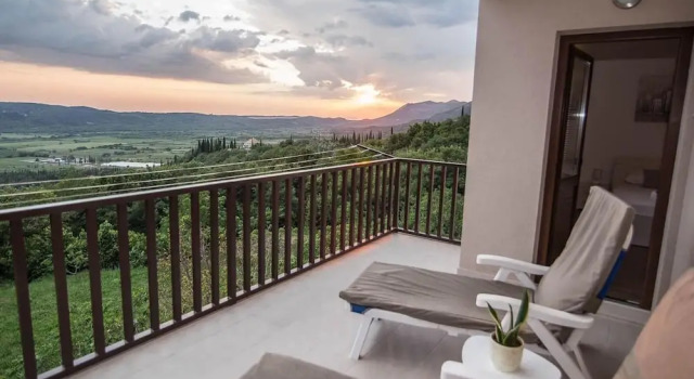 Spacious Apartment, Private Terrace in the Countryside, Wi-fi and Parking