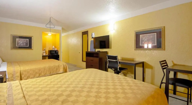 Четырёхместный номер Standard Economy Inn & Suites