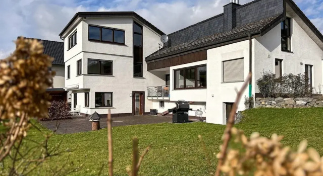 Коттедж Modernes Split-level Haus Nahe am Hennesee