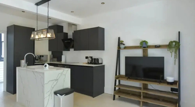 Contemporary 2 Bedroom Apartment on Columbia Road