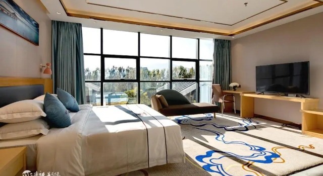 Люкс Deluxe Microtel by Wyndham Lijiang