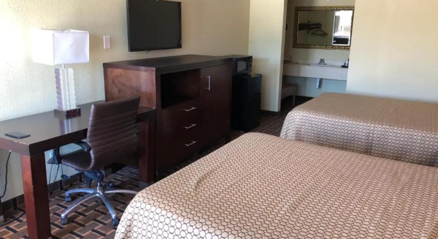 Четырёхместный номер Standard La Grange Executive Inn and Suites