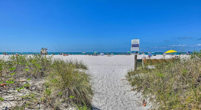 Lido Key Hideout w/ Patio & Yard + Walk to Beach!, Забронировать Апартаменты/квартира Сарасота Sarasota Area, рядом с Парк Coolidge