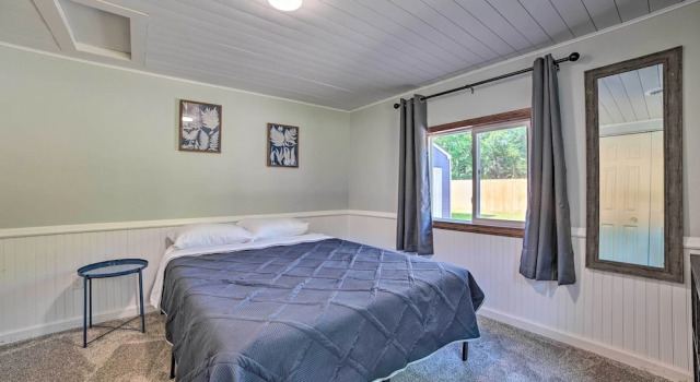 Prudenville Retreat w/ Yard ~ 1 Mi to Lake!, Boek Hotel Prudenville Verenigde Staten