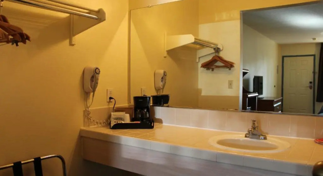 Люкс Econo Lodge Inn & Suites Lodi - Wine Country Area