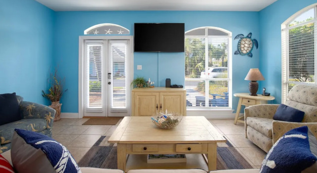 One Story Cottage on Closest Street to Beach in Emerald Shores, Varaa Lomakoti Hotellit Emerald Coast uima-altaalla, Uima-allas