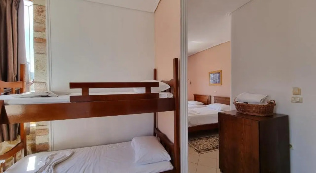 Четырёхместный номер Standard с балконом Hotel Castle