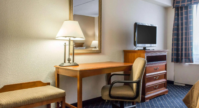 Двухместный люкс Clarion Hotel & Conference Center Ronkonkoma MacArthur Airport