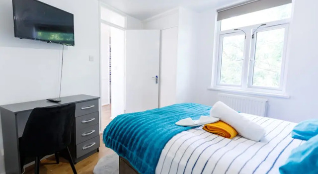 Inviting 3-bed House in London, Stay up to 6, Rezervasyon Tatil Evi Merseyside villalar, Villa