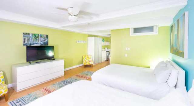 Четырёхместный номер Standard с балконом Canalside Inn