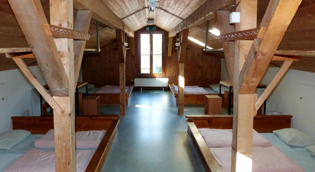 Кровать в общем номере Brienz Youth Hostel